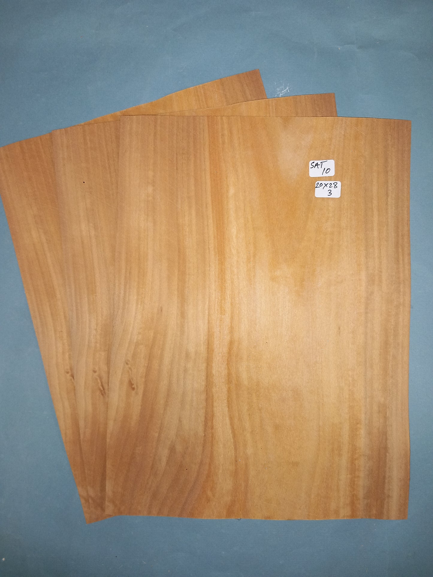 3 CONSECUTIVE SHEETS OF SATINWOOD VENEER 20 X 28 CM