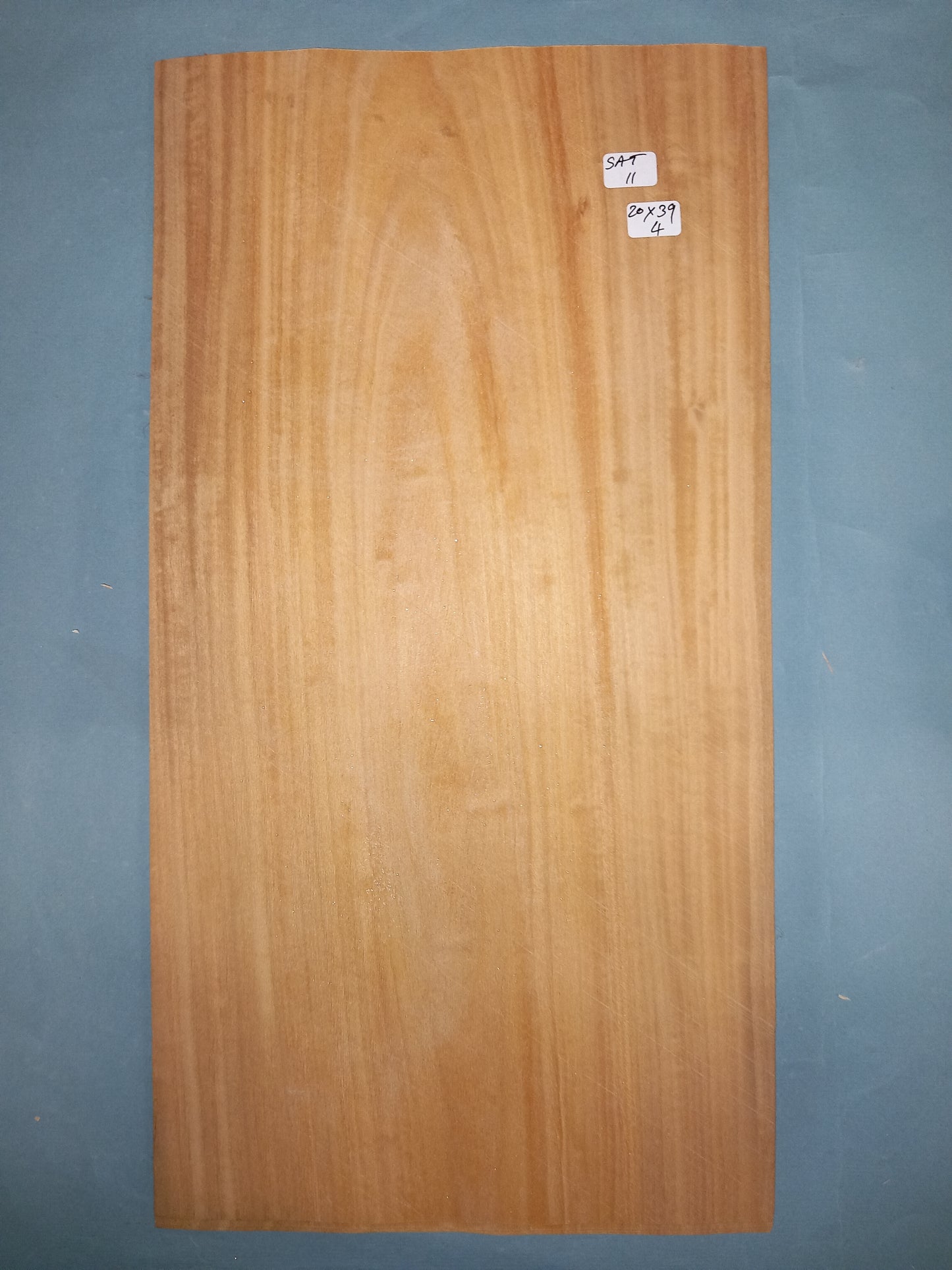 CONSECUTIVE SHEETS OF SATINWOOD VENEER 20 X 39 CM
