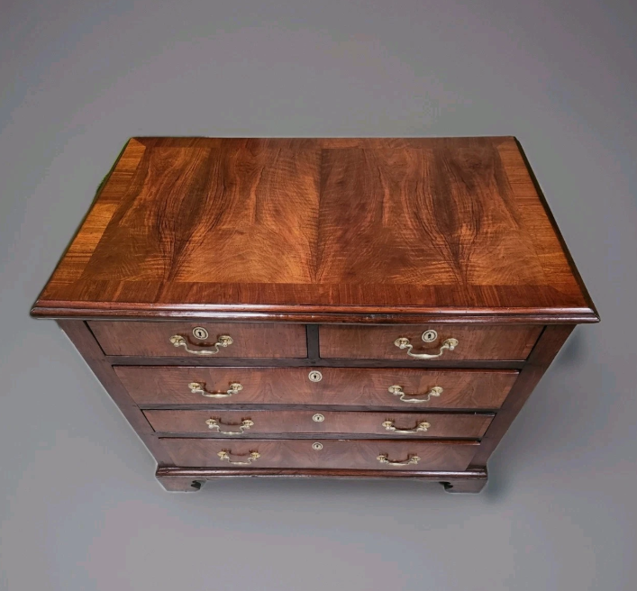 Late 17th century chest of drawers