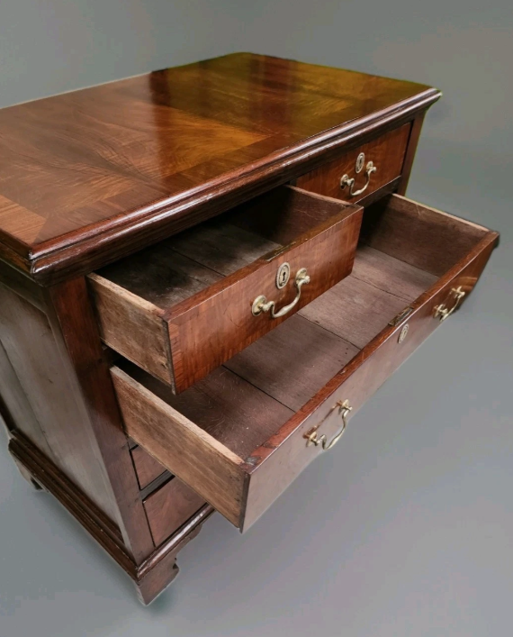 Late 17th century chest of drawers