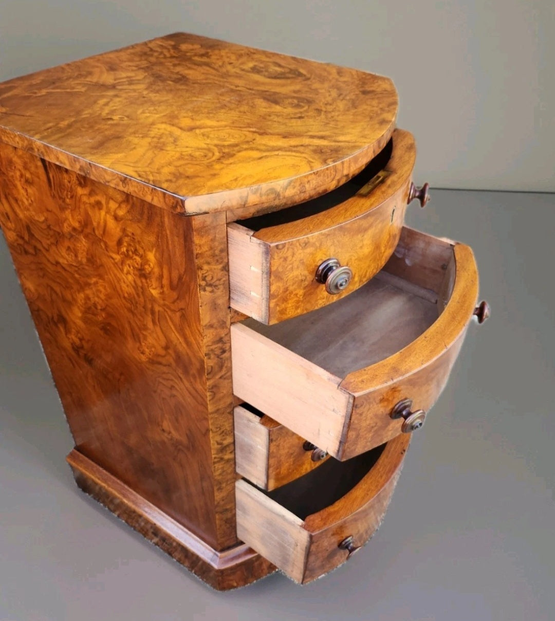 Pair of victorian Burr walnut bedside chests of drawers,bowfront 19th century